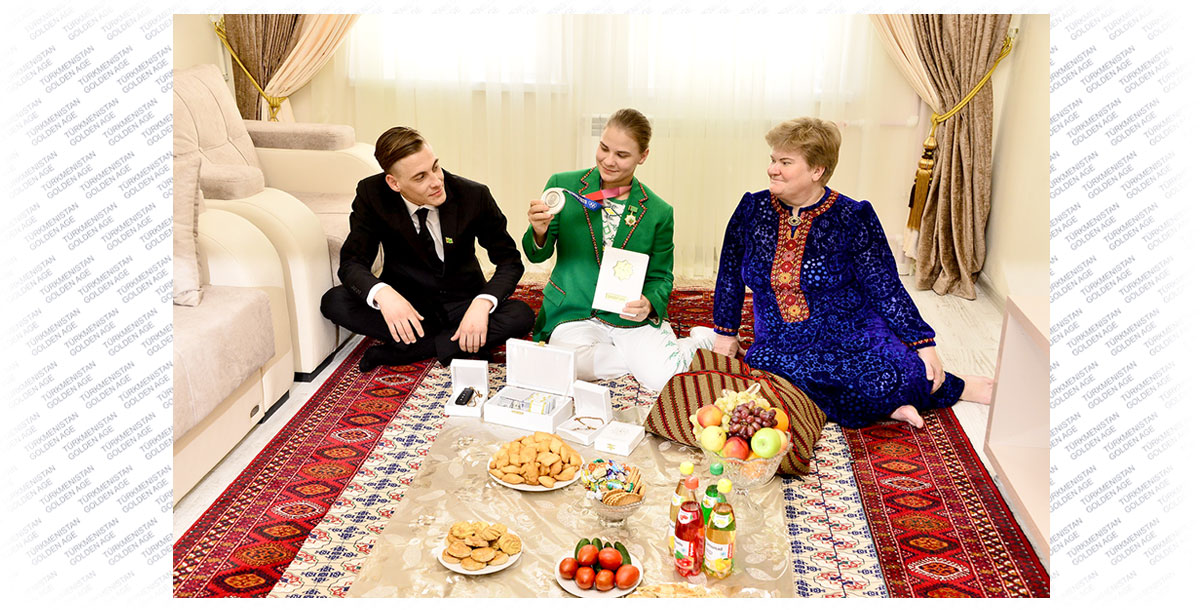 Президент Гурбангулы Бердымухамедов наградил первую в истории независимого Туркменистана медалистку Олимпийских игр