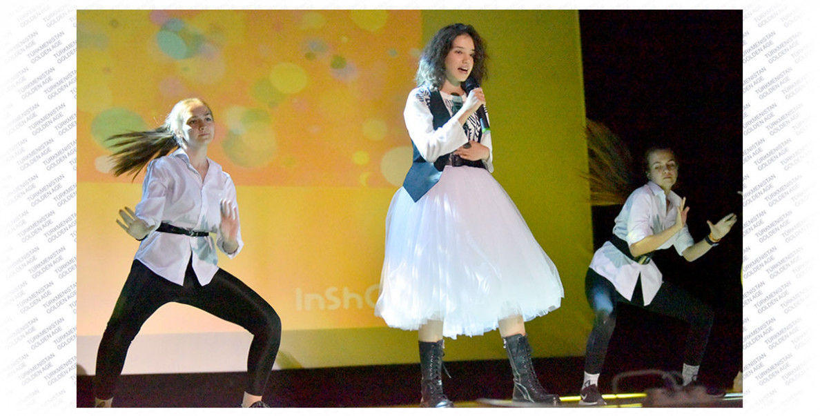 Sahna çykmak arzuwy amala aşýar