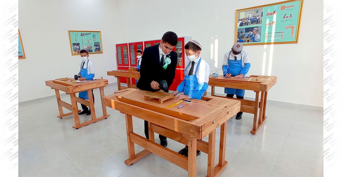 Mekdebe esger we mugallym Annak Sähetmyradowyň ady dakyldy