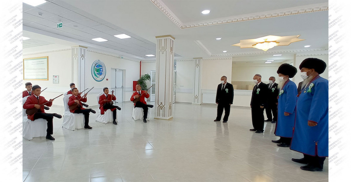 The school was named after the warrior and teacher Annak Sakhetmuradov