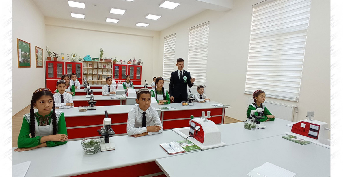 The school was named after the warrior and teacher Annak Sakhetmuradov