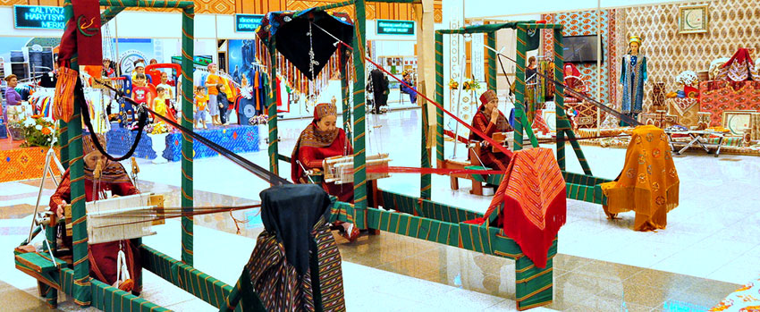 В международной текстильной выставке принимают участие ведущие компании и известные модельеры