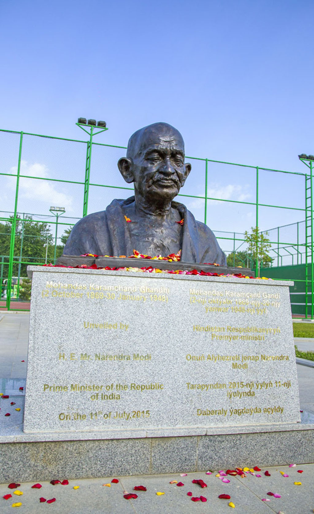 В Ашхабаде состоялись массовые занятия йогой 