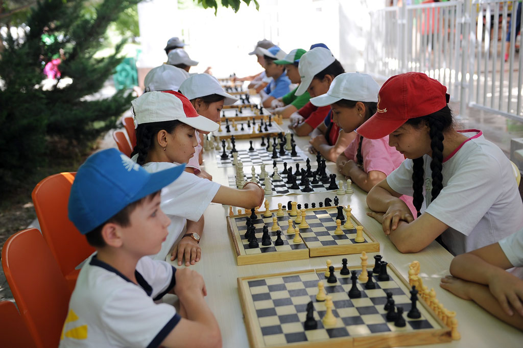 Туркменские школьники весело и с пользой для здоровья отдыхают в Гёкдере
