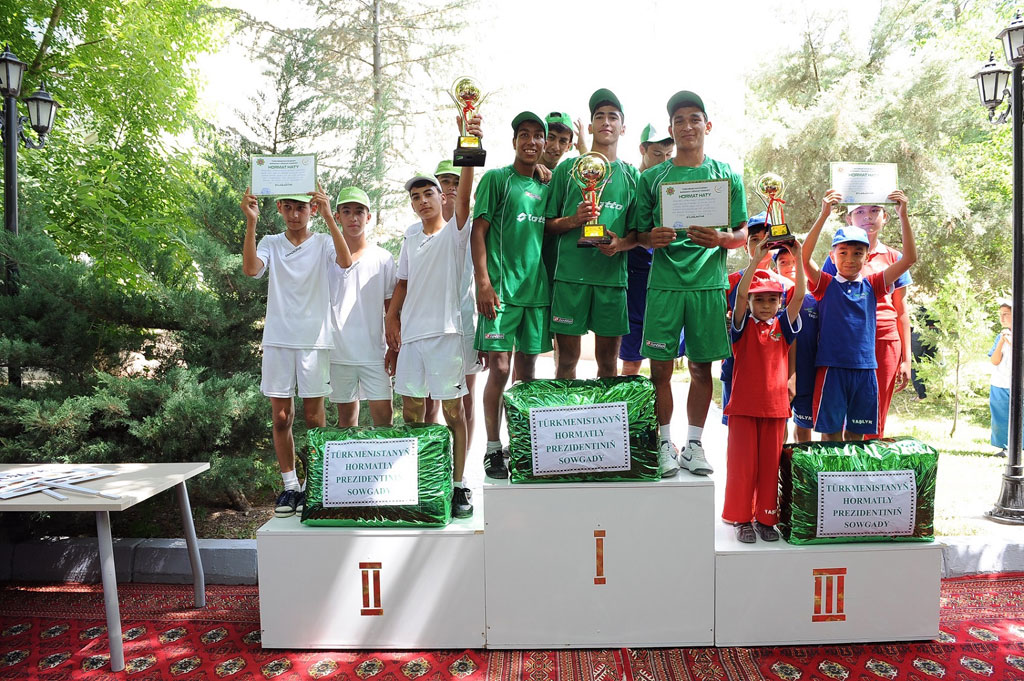 Туркменские школьники весело и с пользой для здоровья отдыхают в Гёкдере