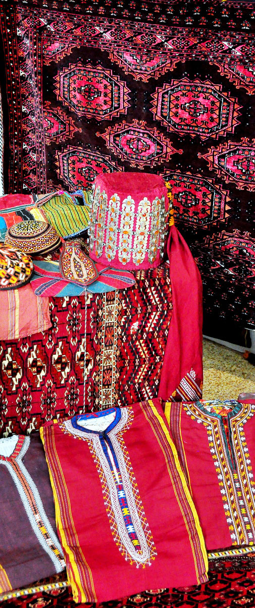 Çeperçilik muzeýindäki sergi  goralyp saklanylýan zatlar bilen tanyşdyrýar