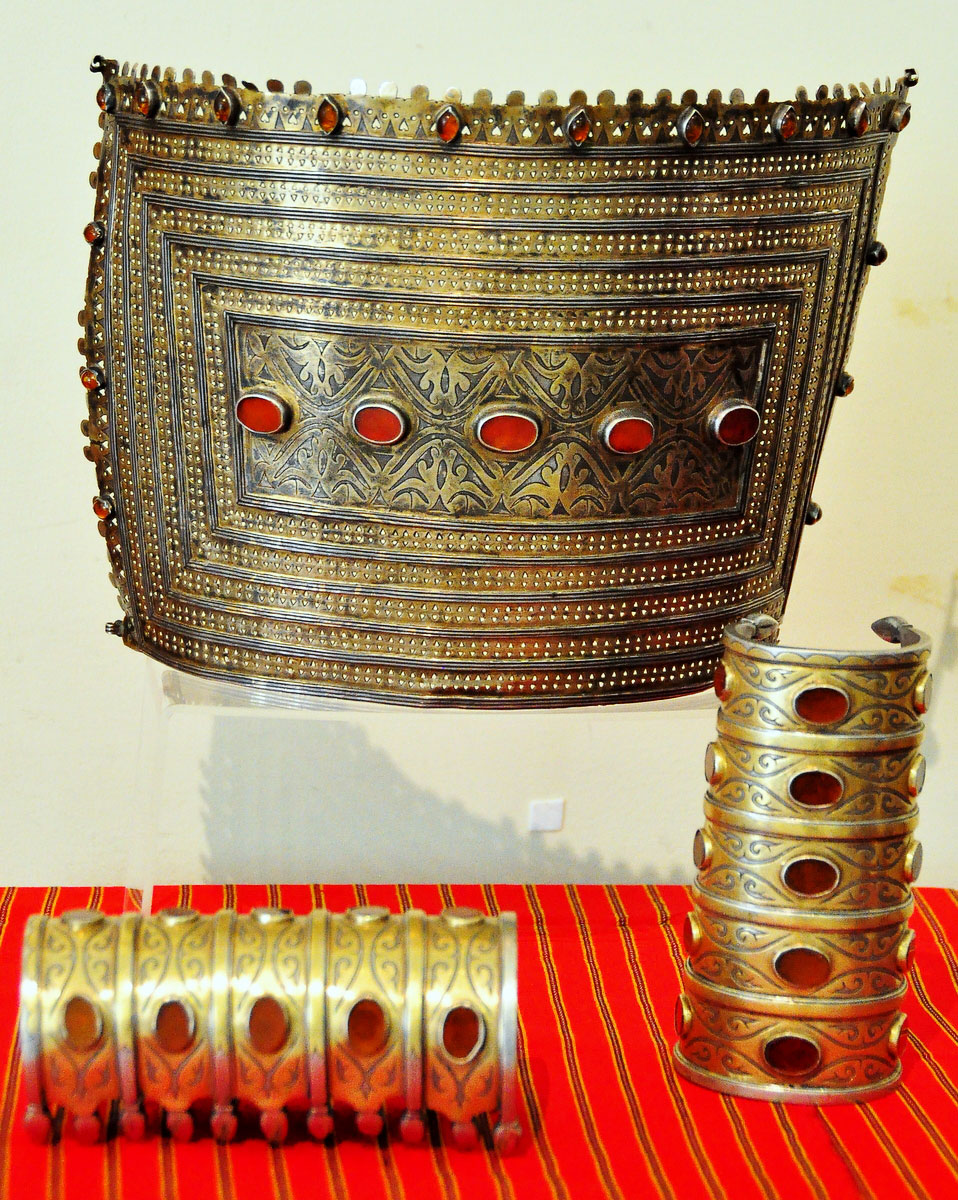 Çeperçilik muzeýindäki sergi  goralyp saklanylýan zatlar bilen tanyşdyrýar