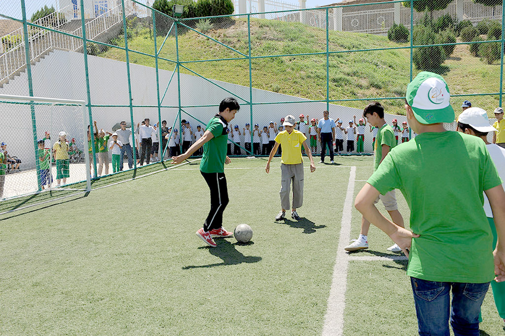 Кёхей Накамура сыграл в футбол с детьми, отдыхающими в Гёкдере