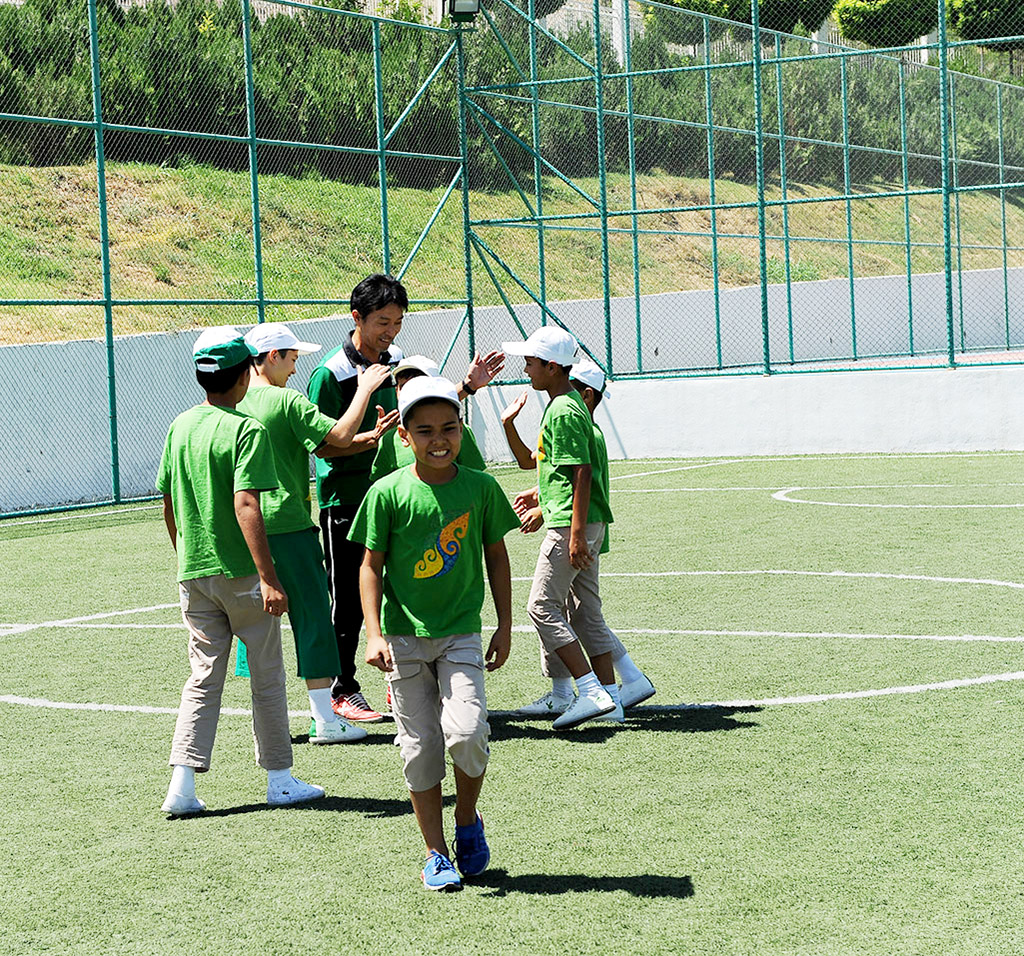 Кёхей Накамура сыграл в футбол с детьми, отдыхающими в Гёкдере