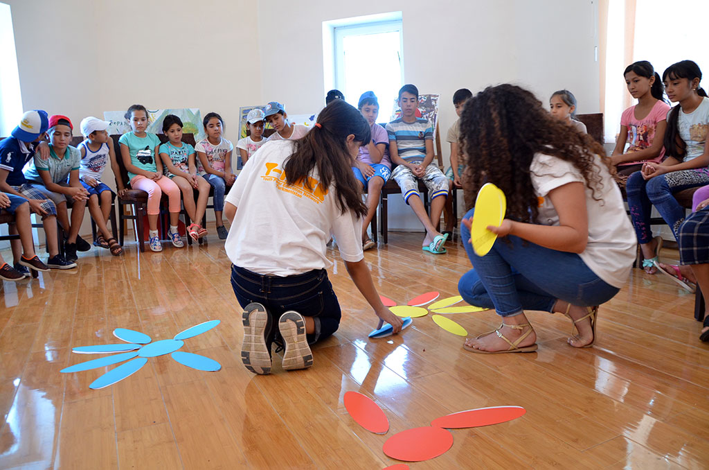 Ýaşlar maglumatlar-bilim merkezi ýetginjekleriň arasynda işjeň iş alyp barýar