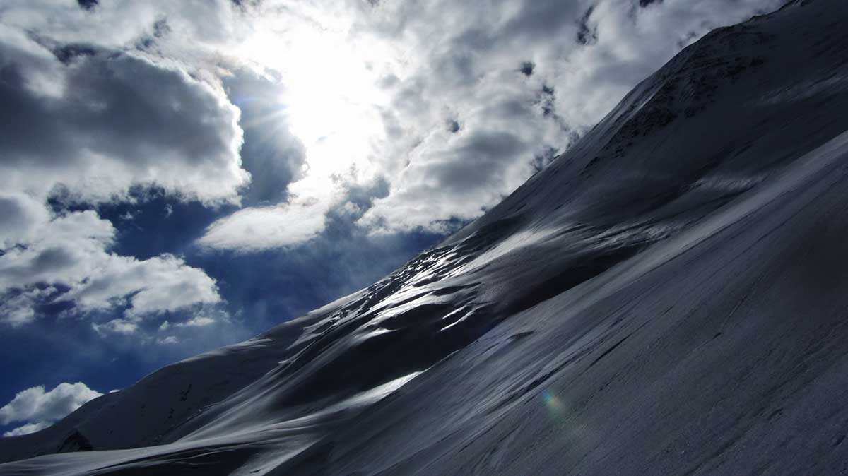 “Aşgabat 2017” Oýunlarynyň nyşany Pamiriň ýedi müň metrlik belentligine çykaryldy