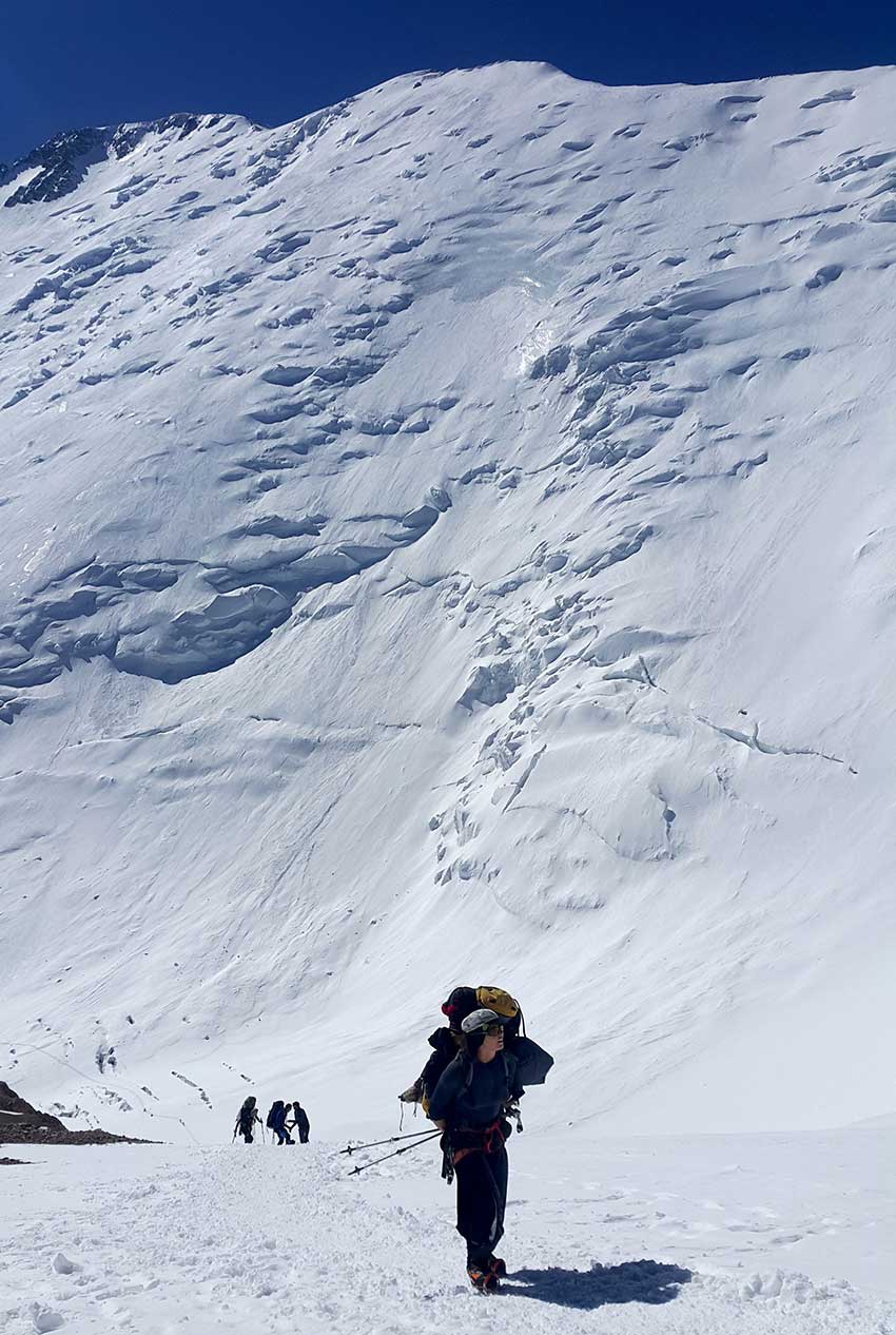 The the Symbol of V Asian Games is hoisted to one of 7000 meter mountain of the Pamirs