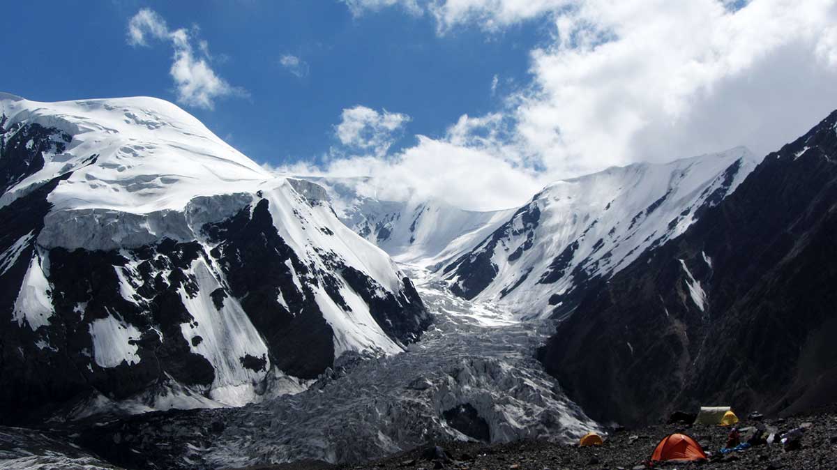 The the Symbol of V Asian Games is hoisted to one of 7000 meter mountain of the Pamirs