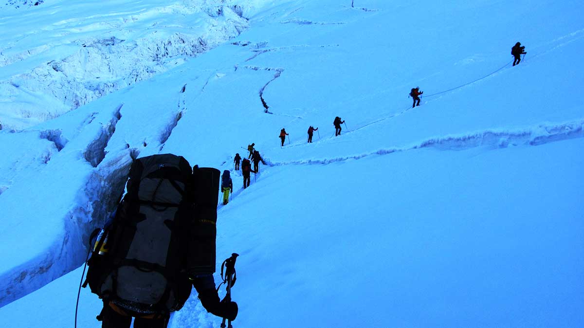 The the Symbol of V Asian Games is hoisted to one of 7000 meter mountain of the Pamirs