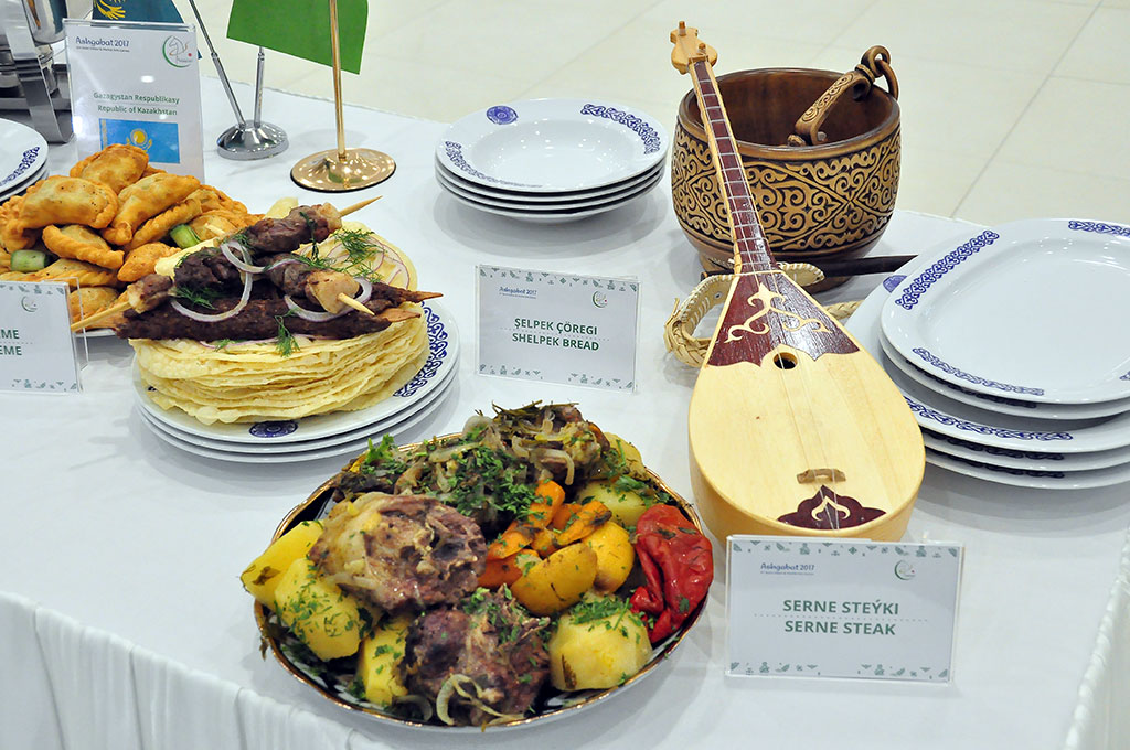 Президент Гурбангулы Бердымухамедов ознакомился с выставкой «Блюда Азиады 2017»