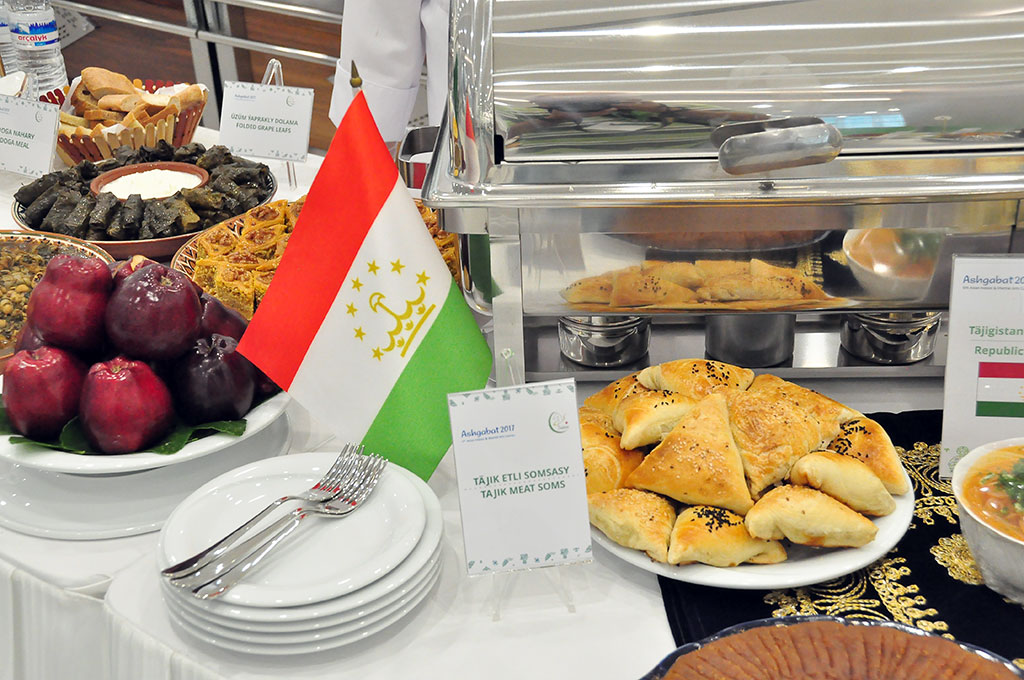 Президент Гурбангулы Бердымухамедов ознакомился с выставкой «Блюда Азиады 2017»