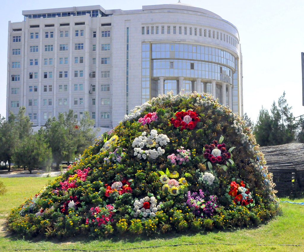 «…Большой тенистый сад на фоне высоких гор» 
