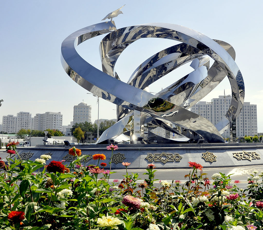 «…Большой тенистый сад на фоне высоких гор» 