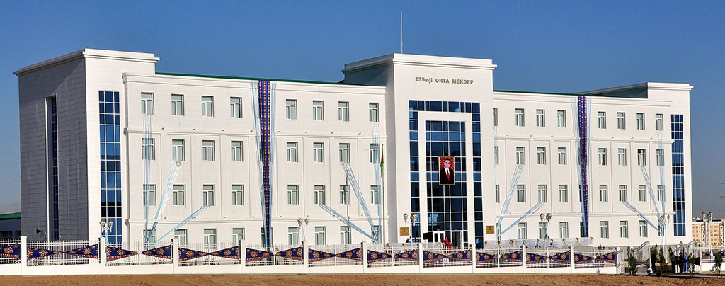 Türkmenistanyň birinji synp okuwçylaryna döwlet Baştutanymyzyň adyndan netbuklar sowgat berildi 