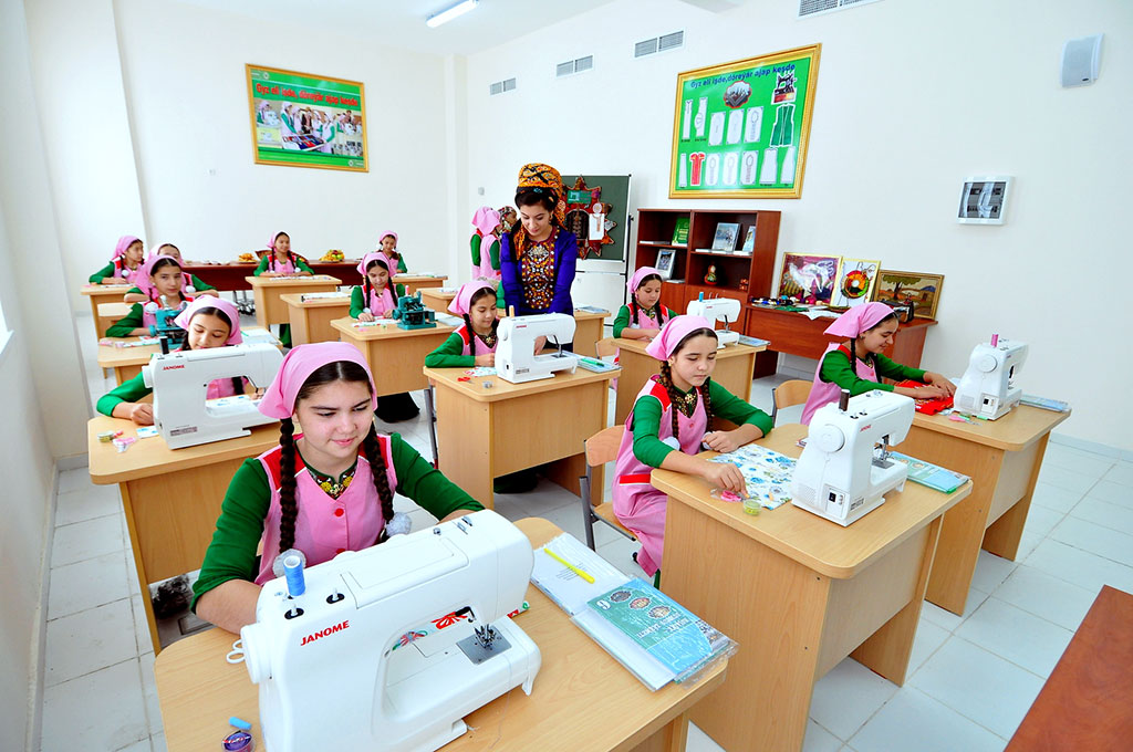 Türkmenistanyň birinji synp okuwçylaryna döwlet Baştutanymyzyň adyndan netbuklar sowgat berildi 