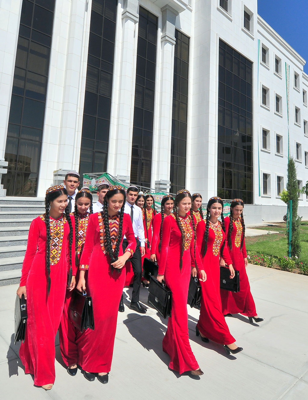 Bilimler we talyp ýaşlar güni täze bilim edaralarynyň açylmagy bilen beslendi