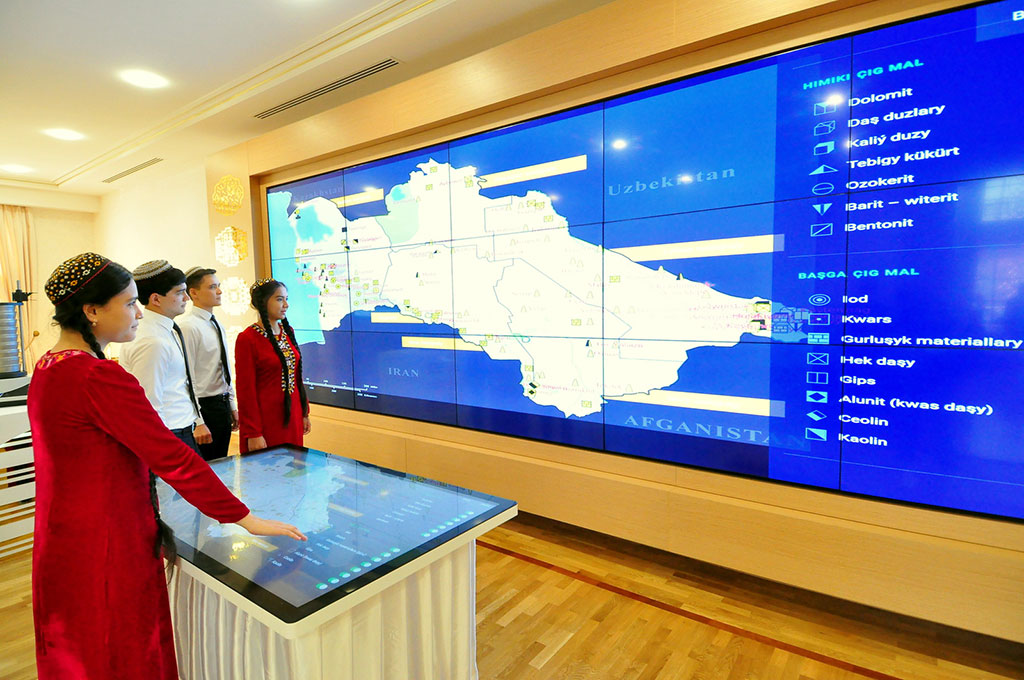 Bilimler we talyp ýaşlar güni täze bilim edaralarynyň açylmagy bilen beslendi