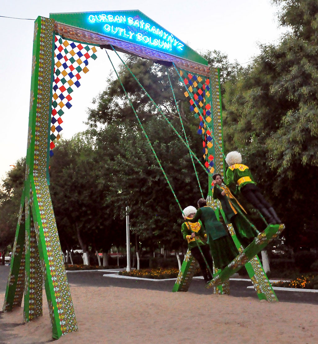 Туркменистанцы празднуют Курбан байрамы