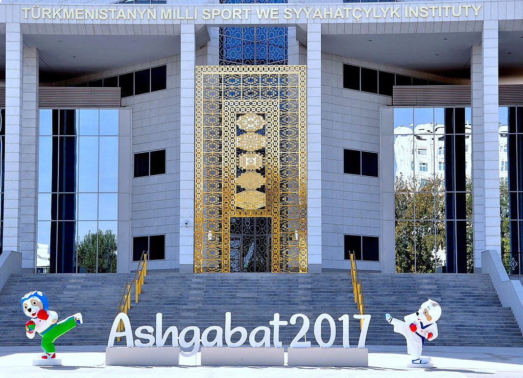 Türkmenistanyň paýtagty „Aşgabat 2017“ Oýunlaryny toý lybasyna beslenip garşy alýar