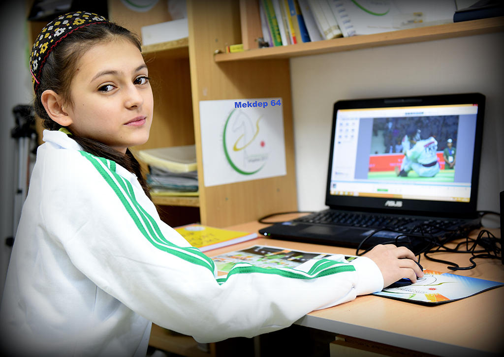 В числе волонтёров V Азиады - члены школьной фотостудии «Мекдеп медиа»