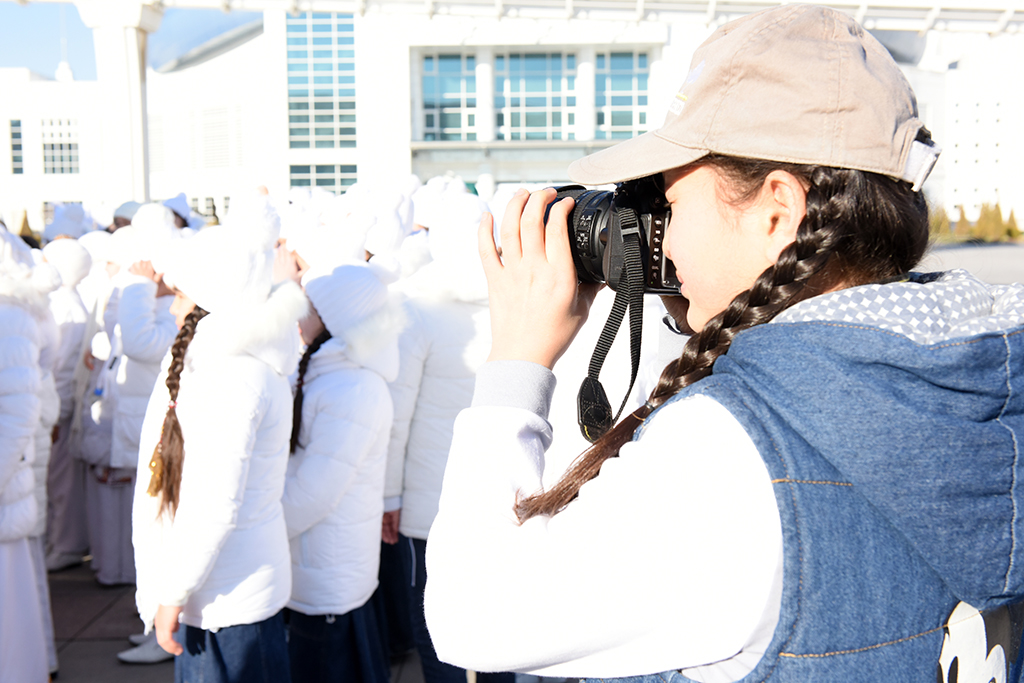 В числе волонтёров V Азиады - члены школьной фотостудии «Мекдеп медиа»