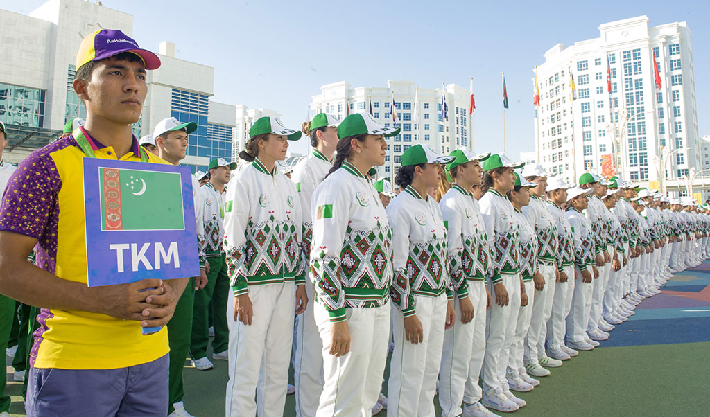 Aziadanyň baýdaklary we nyşanlary - ýetip gelen sport baýramynyň buşlukçylary