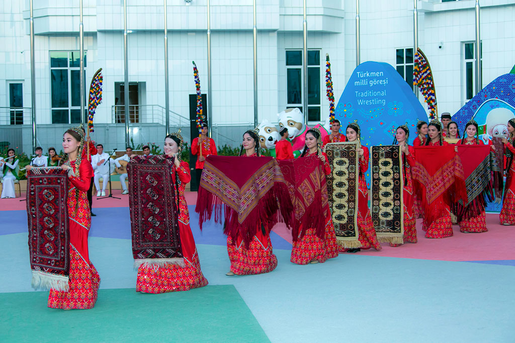 «Aşgabat 2017» oýunlarynyň  bezeg öwüşginlerinde Türkmenistanyň täsin milli mirasy şöhlelendirildi