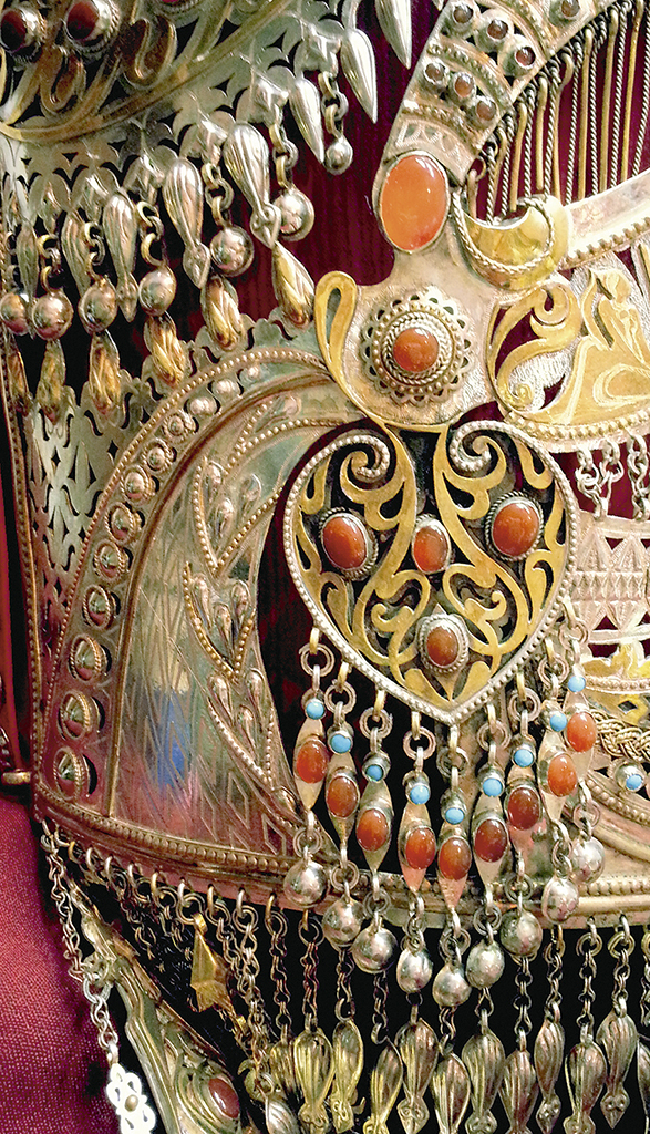 Произведения молодого ювелира Айджемал Чарыевой неизменно привлекают внимание специалистов и ценителей 