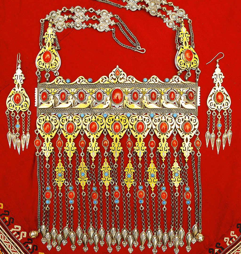 Ýaş zergär Aýjemal Çaryýewanyň şaý-sepleri hünärmenleriň we şaý-sepleriň gadyryny bilýänleriň ünsüni özüne çekýär