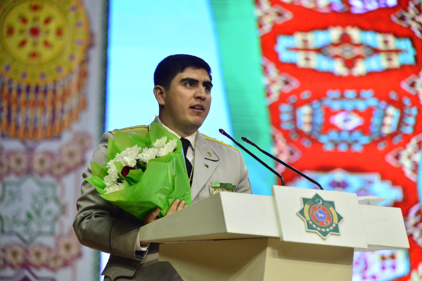 Döredijilik ruhy göterilişiniň baýraklary 