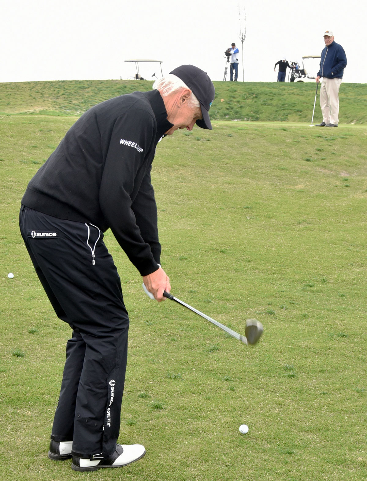 Звёзды мирового гольфа провели в Ашхабаде показательный турнир 