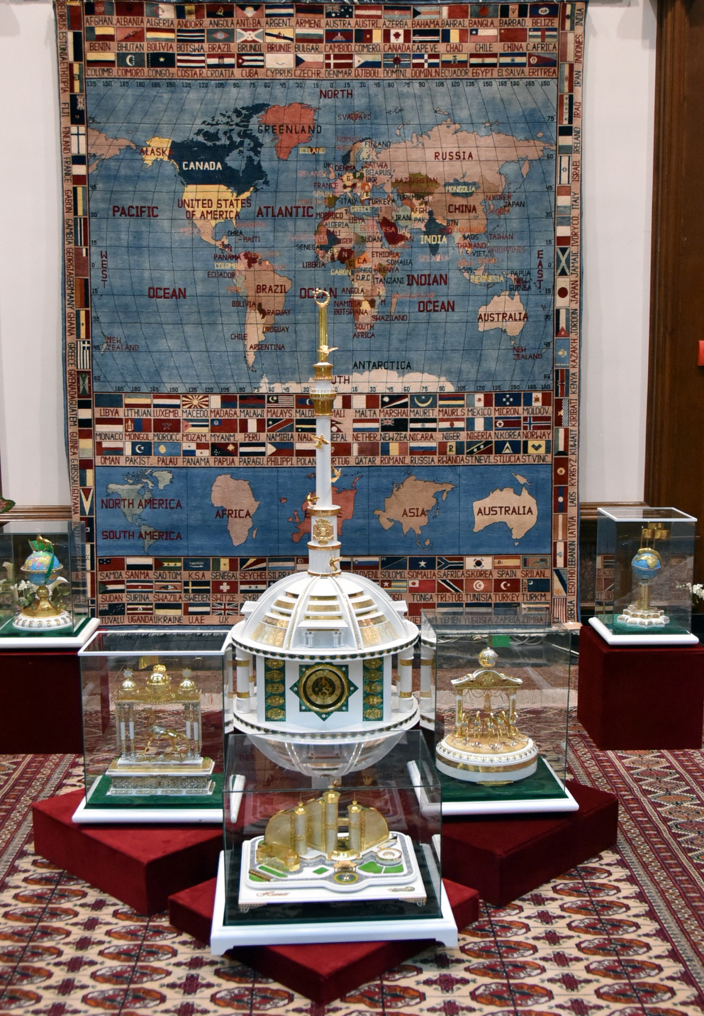 Türkmenistanyň Döwlet mýzeýinde Diýarymyzyň Garaşsyzlygynyň 26 ýyllyk baýramyna bagyşlanan sergi açyldy