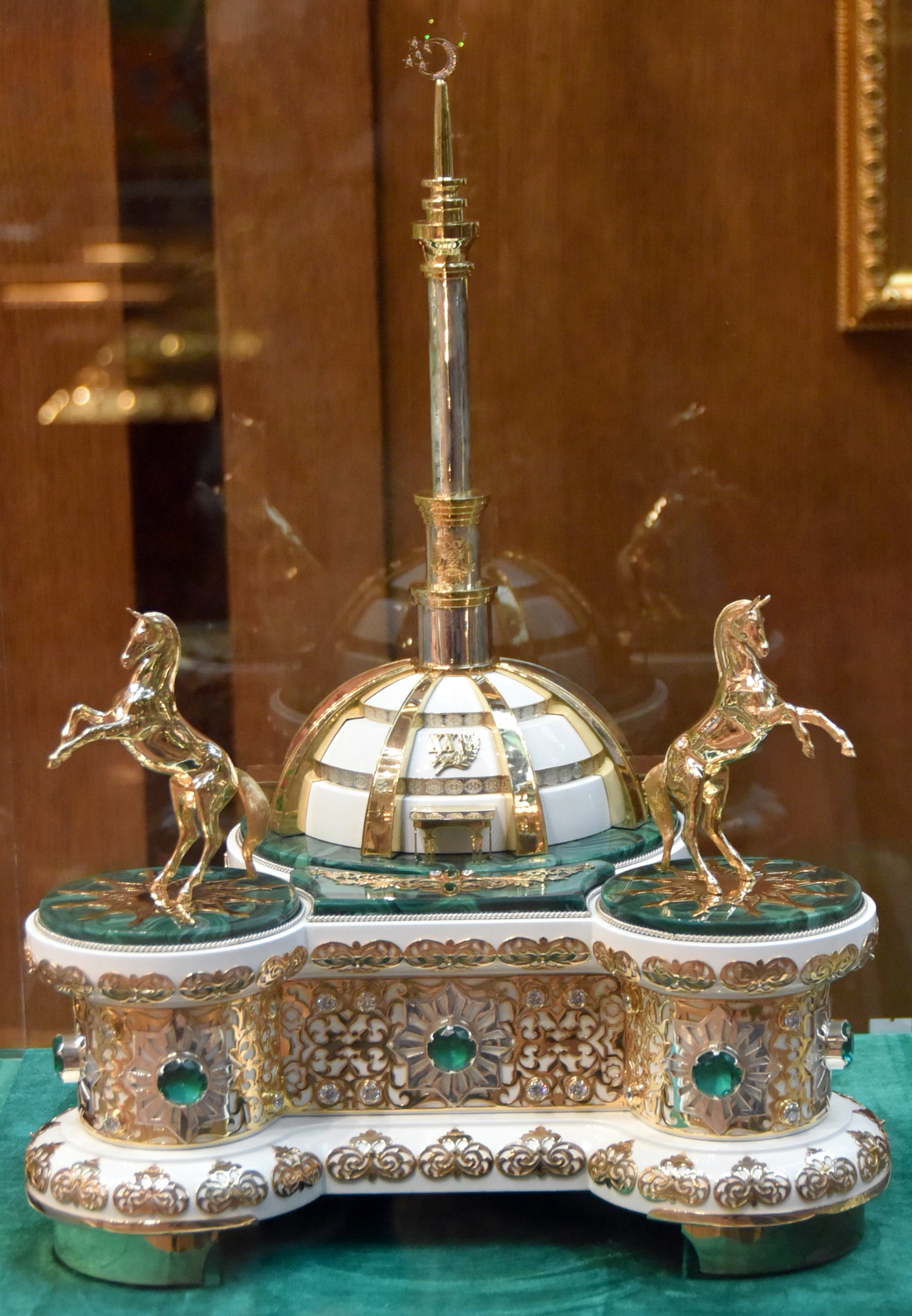 Türkmenistanyň Döwlet mýzeýinde Diýarymyzyň Garaşsyzlygynyň 26 ýyllyk baýramyna bagyşlanan sergi açyldy