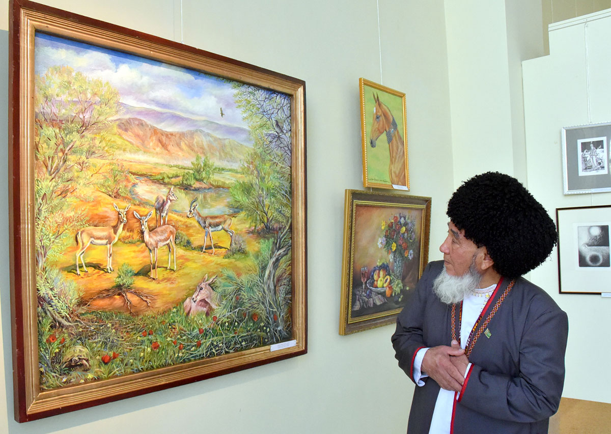 Тематическая экспозиция Музея ИЗО передаёт атмосферу всенародного праздника