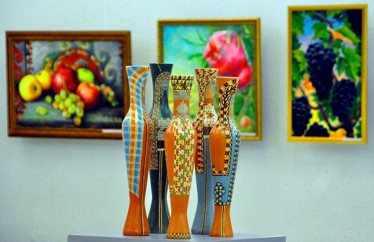 Стилистическое многообразие отличает экспозицию, развернутую в Центре художественных выставок