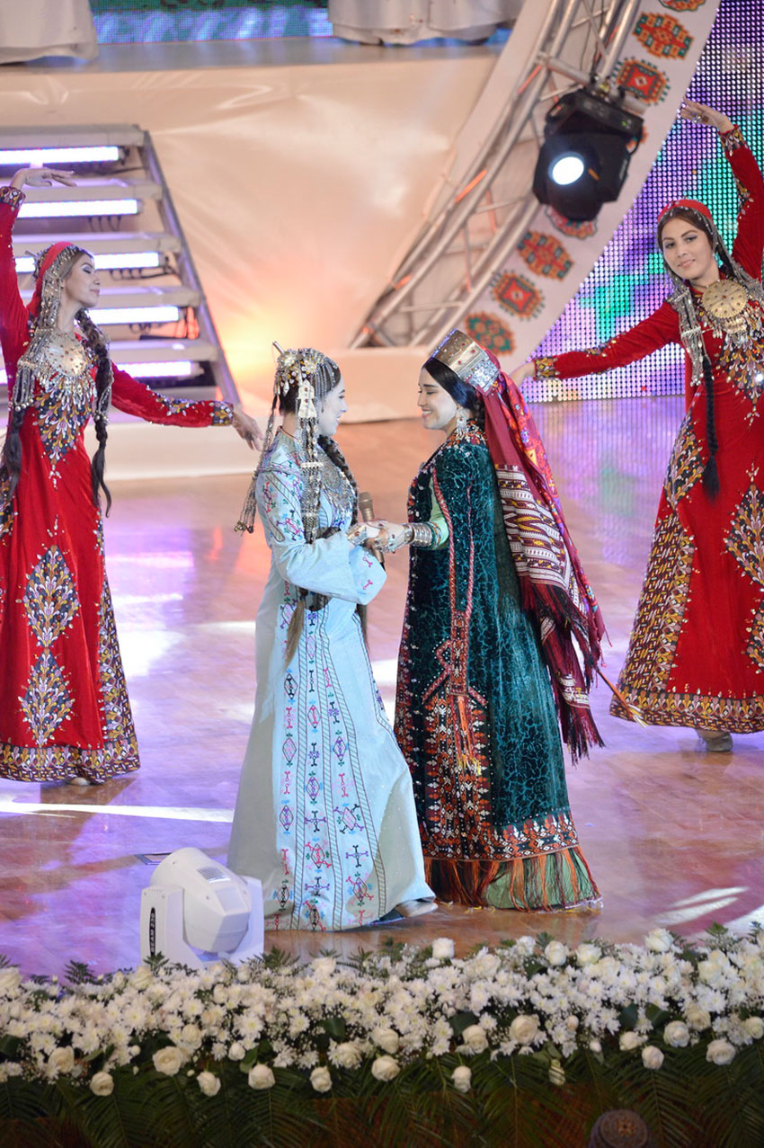 Paýtagtymyzyň Maslahat köşgünde ýurdumyzyň baş baýramynyň hormatyna konsert boldy 