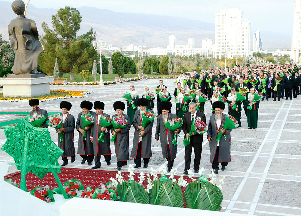 Gurbanguly Berdimuhamedov lays flowers to the Monument of Independence 