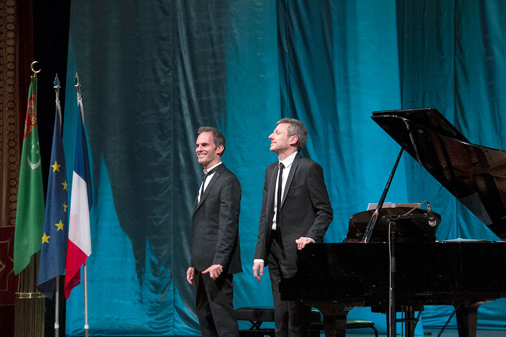 Французские пианисты Максим Зекини и Давид Бисмут дали концерт в Ашхабаде