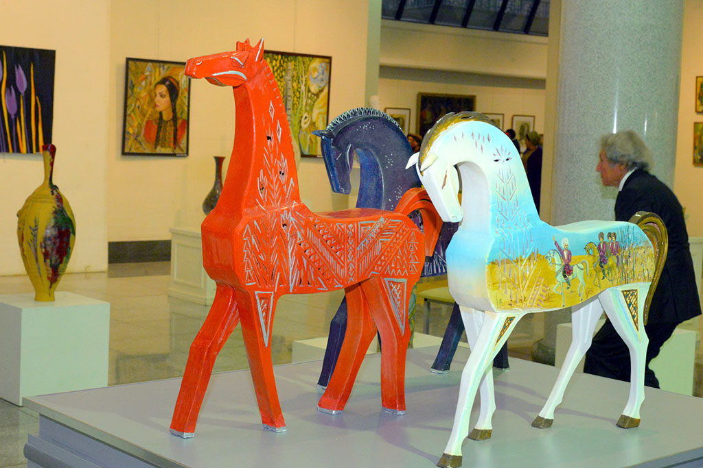 Çeperçilik akademiýasyndaky sergi: külallyk eserleriniň  we gözel pursatlaryň sazlaşygy