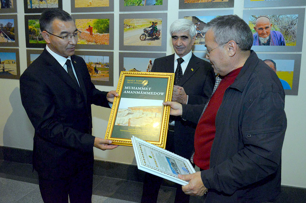 Çeperçilik akademiýasyndaky sergi: külallyk eserleriniň  we gözel pursatlaryň sazlaşygy