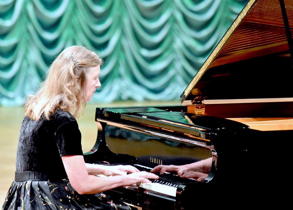 Tanymal pianinoçy Rozwita Lomeriň aşgabatly saz muşdaklaryna  sowgady