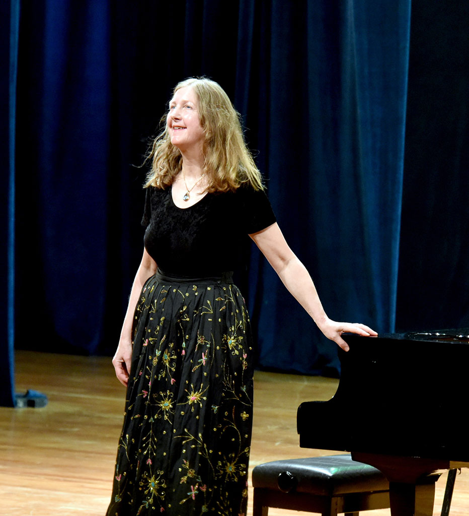 Tanymal pianinoçy Rozwita Lomeriň aşgabatly saz muşdaklaryna  sowgady