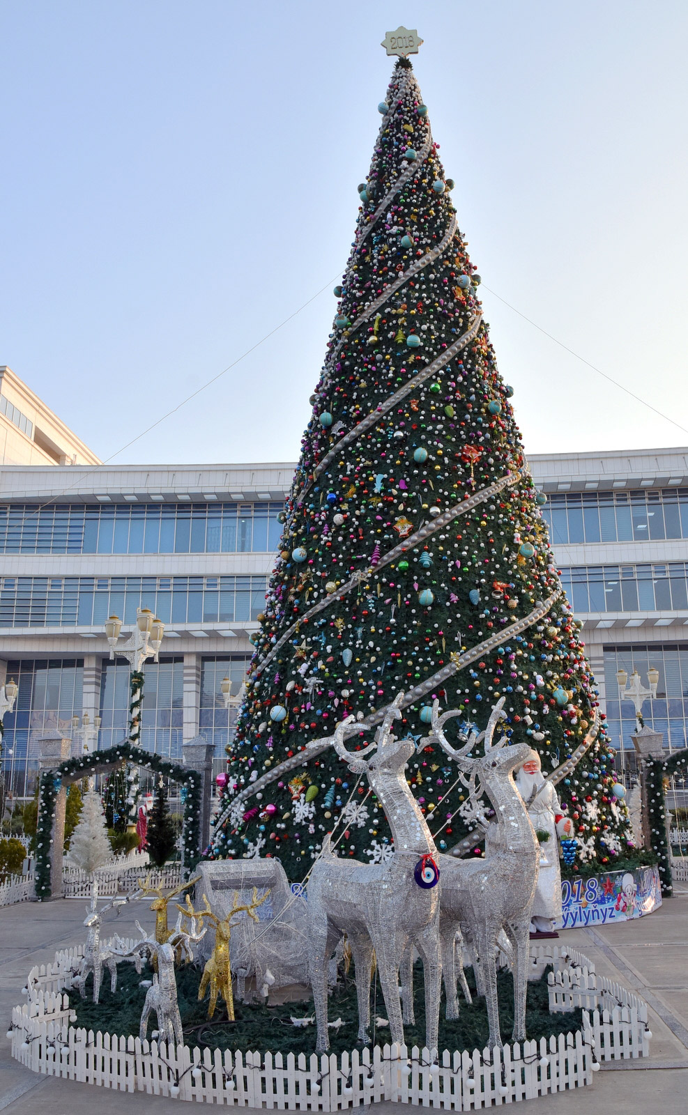 В преддверии новогодних праздников стало оживлённее на улицах и в торговых центрах столицы