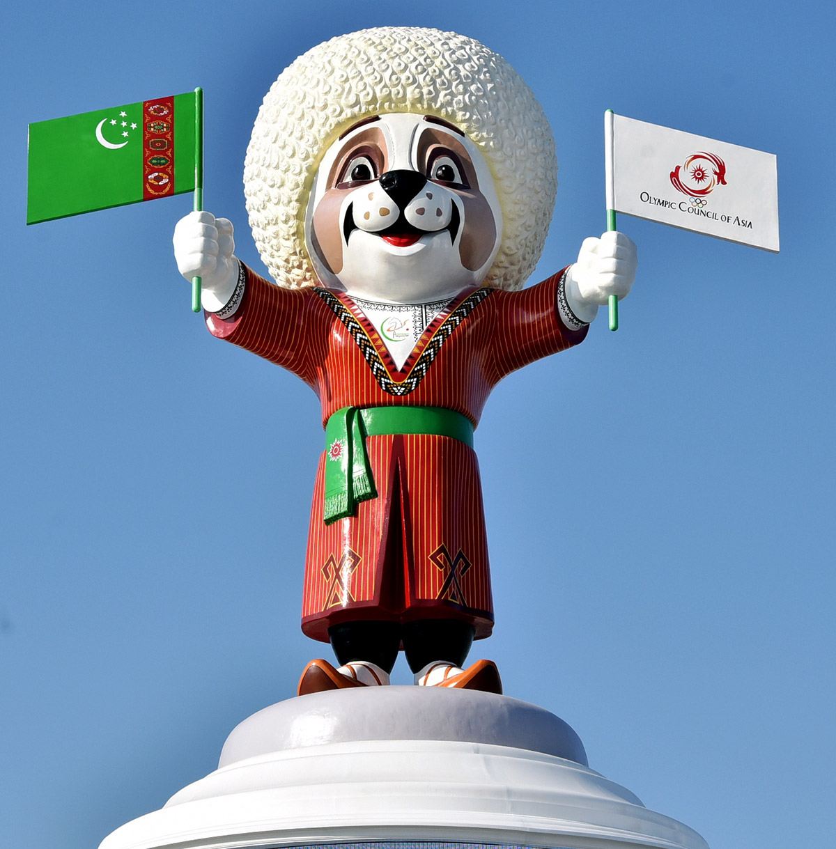 В преддверии новогодних праздников стало оживлённее на улицах и в торговых центрах столицы