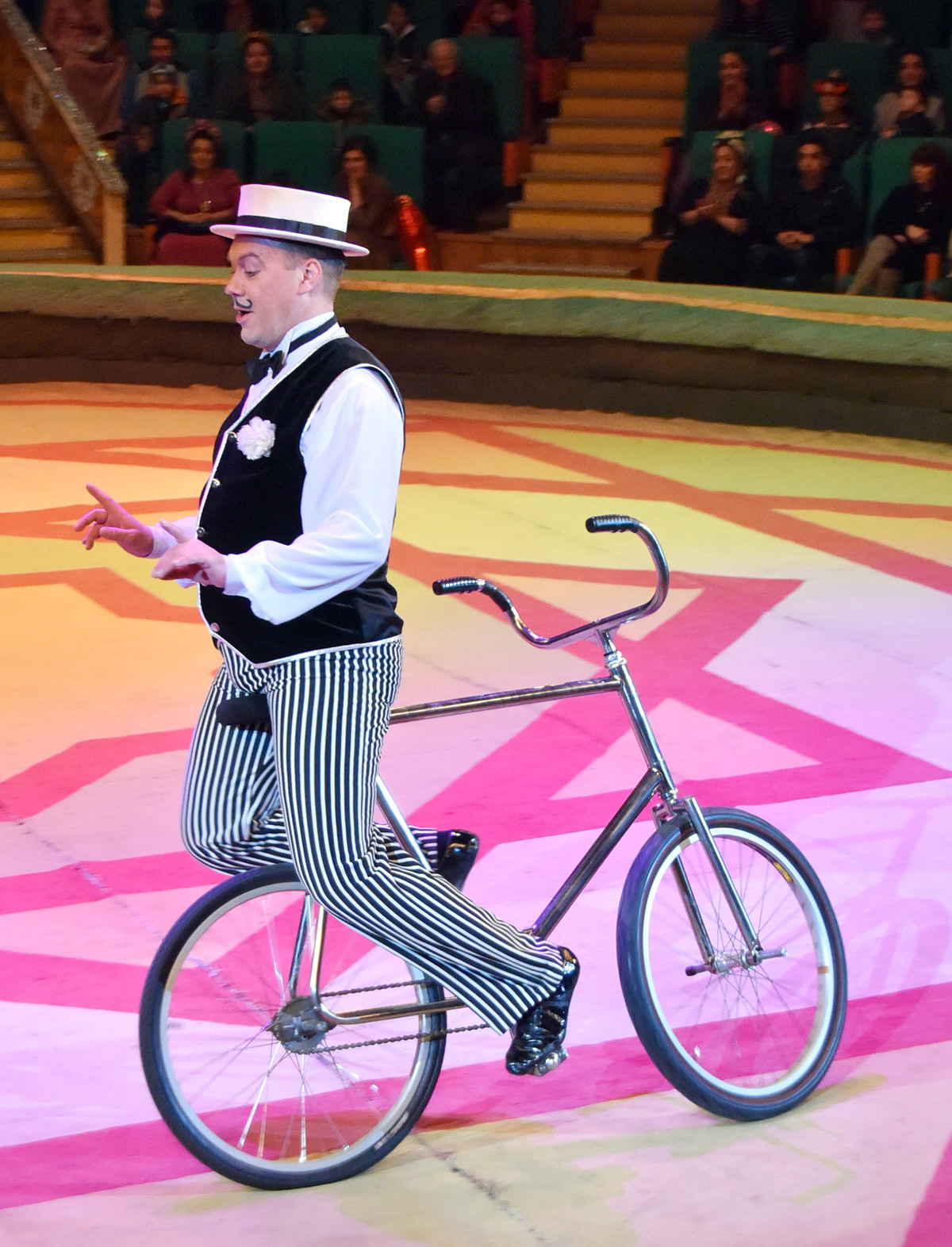 Russiýanyň  sirk artistleriniň  «Ýeňijilere şöhrat!» atly   çykyşlaryna aşgabatly tomaşaçylar ýokary baha berdiler